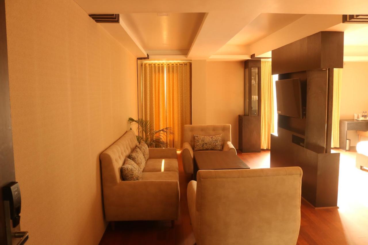 Hotel The Kalyaniz Guwahati Esterno foto